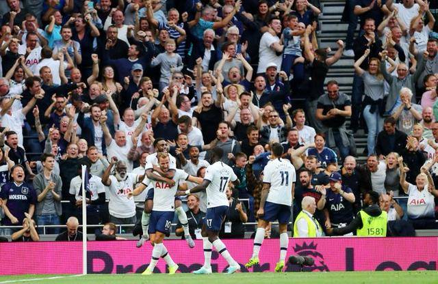 詹姆斯关键时刻稳住全队