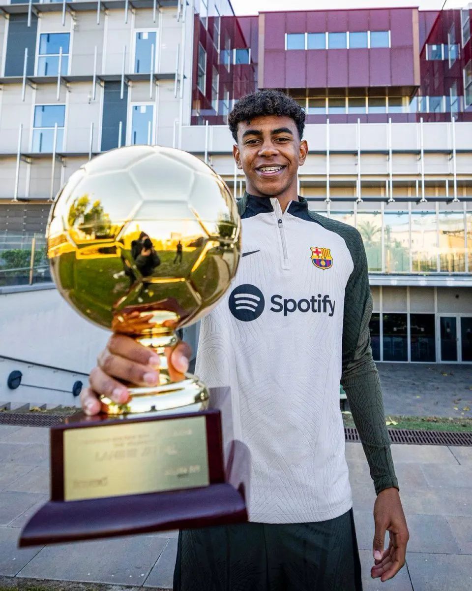 镜报：多特想明年夏天签桑乔，但后者必须接受大幅降薪