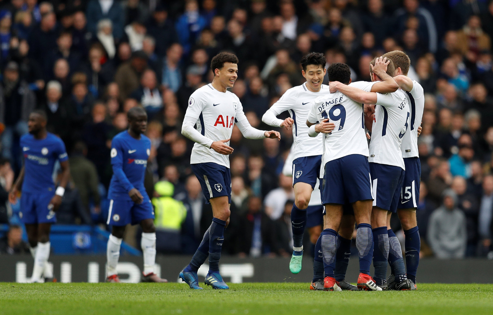 记者：丹·伯恩在德比战中肋骨受伤呼吸困难，已被救护车送医（德比战中丹·伯恩肋部受伤出现呼吸困难 已由救护车送医）