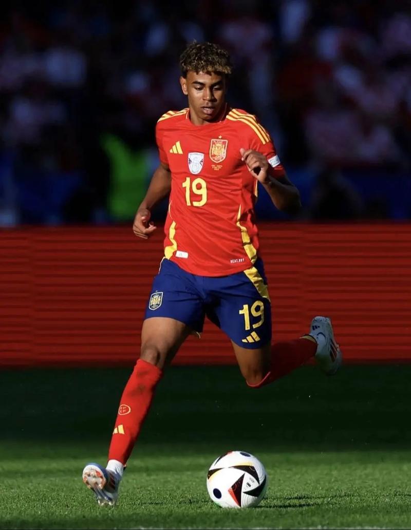 意媒：佛罗伦萨疑似内讧后损毁萨索洛更衣室，后者要求赔偿（意媒称佛罗伦萨疑内讧后破坏萨索洛更衣室，萨索洛索赔）