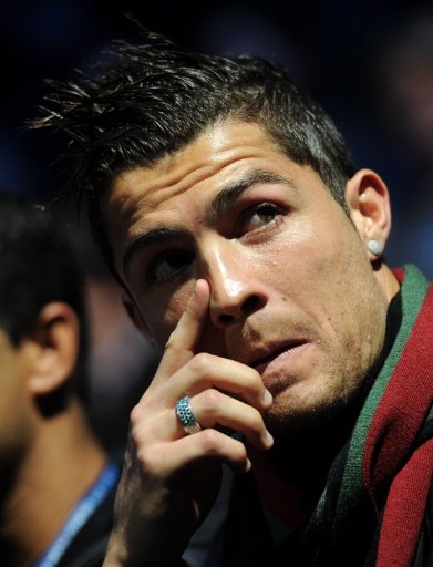 纳格尔斯曼与女友参加马拉松节目，呼吁为慈善活动捐款