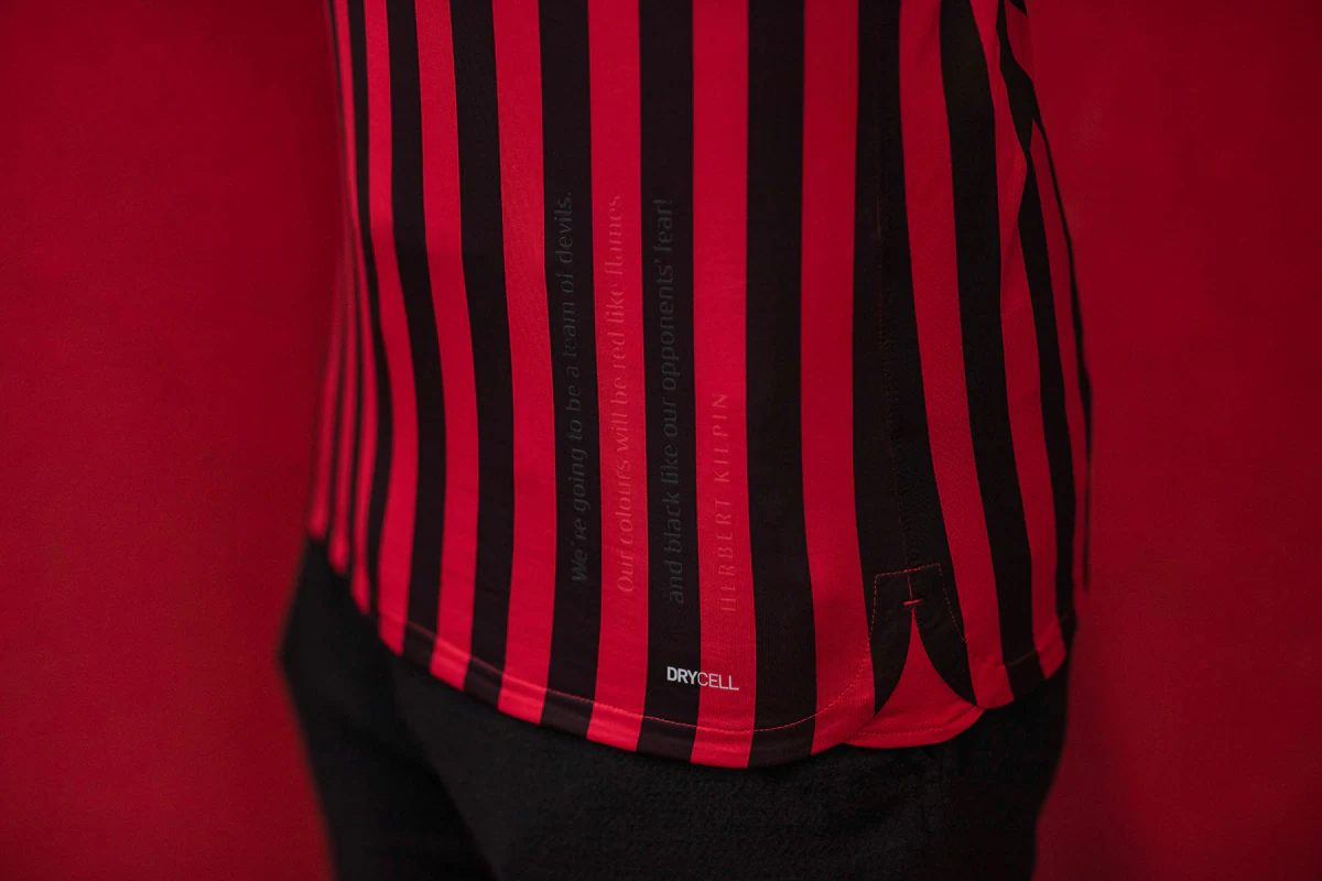 英超第19轮裁判选派：达伦·英格兰执法阿森纳vs维拉榜首大战（英超第19轮裁判安排：达伦·英格兰吹罚阿森纳对阵维拉榜首之战）